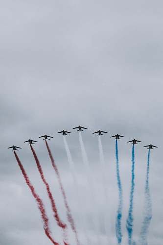 l'arc de triomphe de l'etoile nine plane doing air show paris